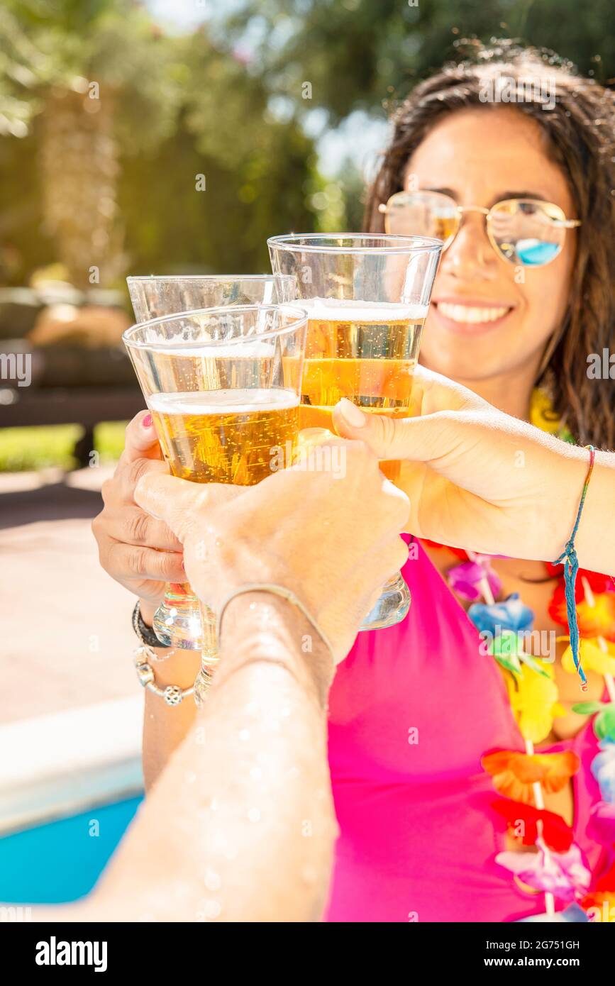 Fröhlicher Toast auf einer Party in einem Schwimmbad Stockfoto