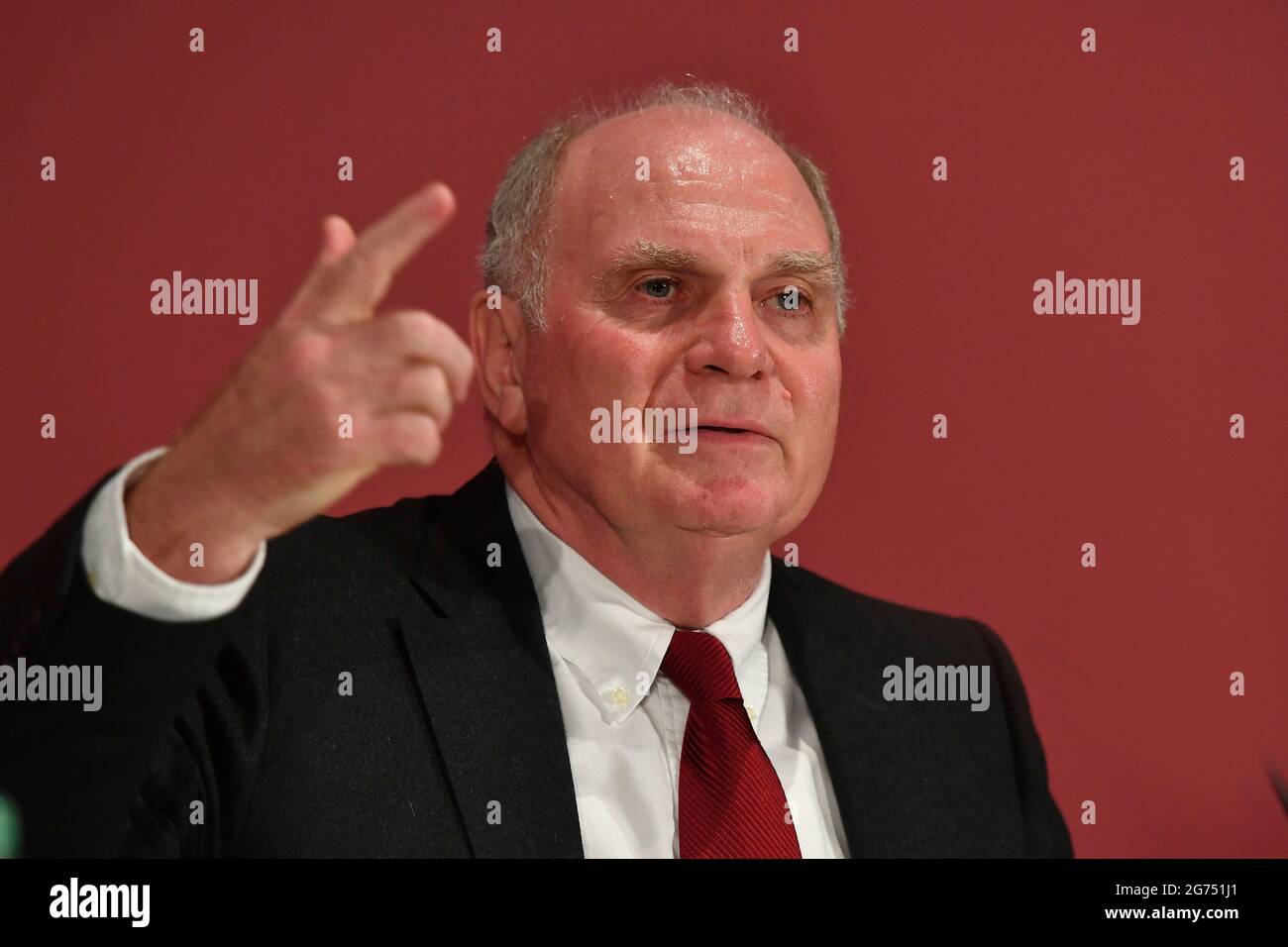 Uli Hoeness lässt sich im Sport 1 Fußballgespräch mit der deutschen Nationalmannschaft nieder. Archivfoto; Uli HOENESS (HÅ¡Ness, Ehrenpräsident FC Bayern München) bei Pressekonferenz, Geste, Einzelbild, abgeschnitten Einzelmotiv, Porträt, Hochformat, Hochformat. Hauptversammlung 2019 des FC Bayern München e.V. am 15. November 2019. Olympiahalle Muechen Â Stockfoto