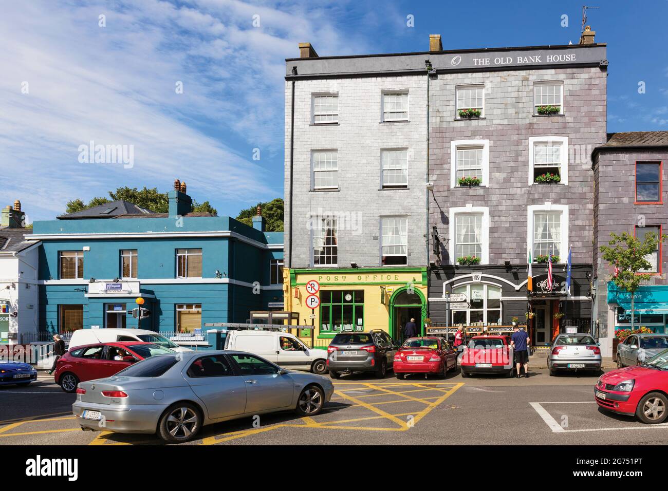 Kinsale, County Cork, West Cork, Republik Irland. Typische Straßenszene im Stadtzentrum. Post, Old Bank House. Stockfoto