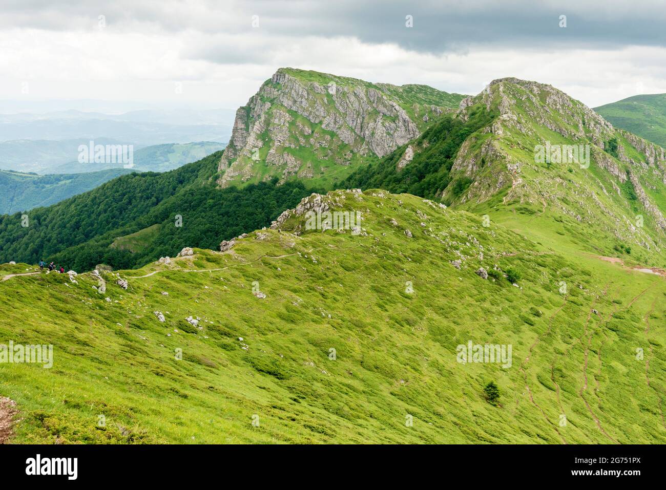 Kozya stena Peak oder Chamois Wall Sattel und durchqueren im Nationalpark Central Balkan, Bulgarien als Teil der Europäischen Transitional Fußgängerweg E3 Stockfoto