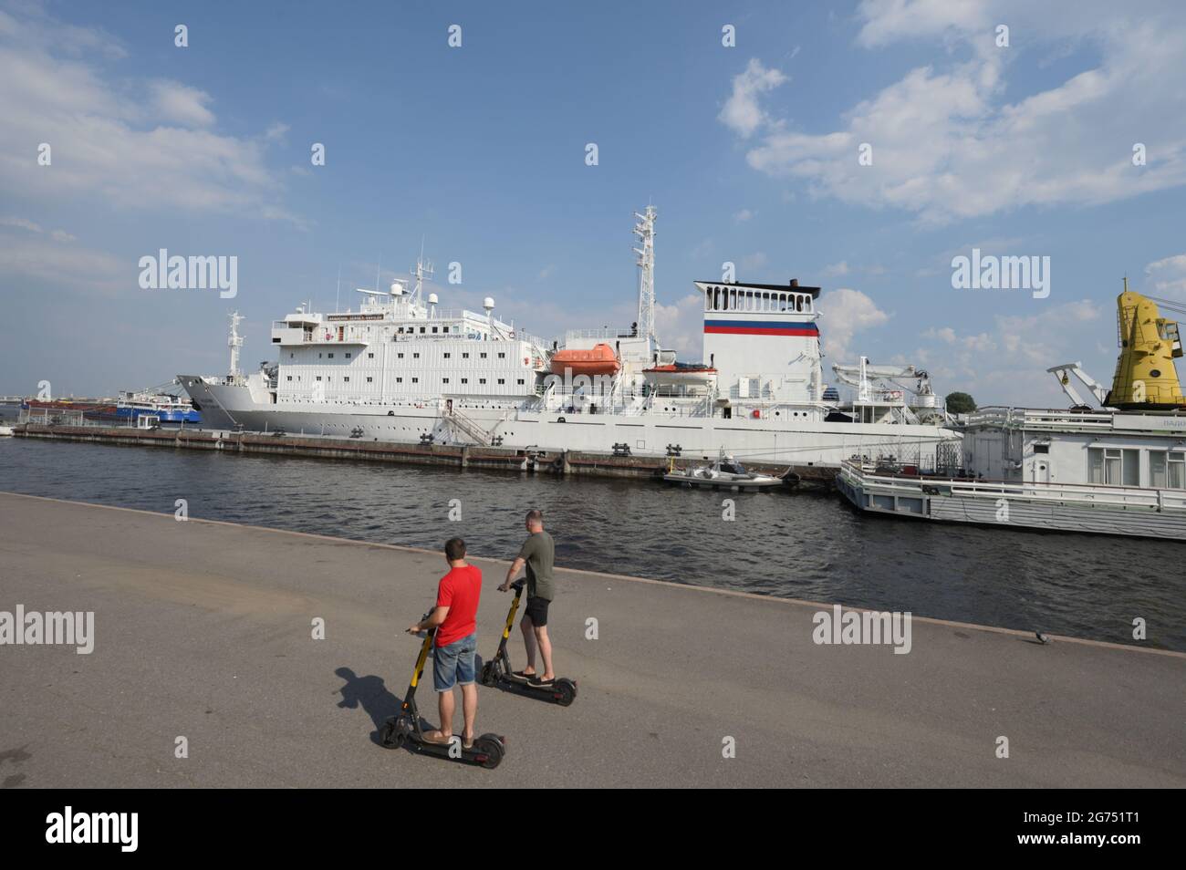 Das Forschungsschiff Akademik Sergey Vavilov vertäute am Leutnant Schmidt Damm in St. Petersburg, Russland Stockfoto