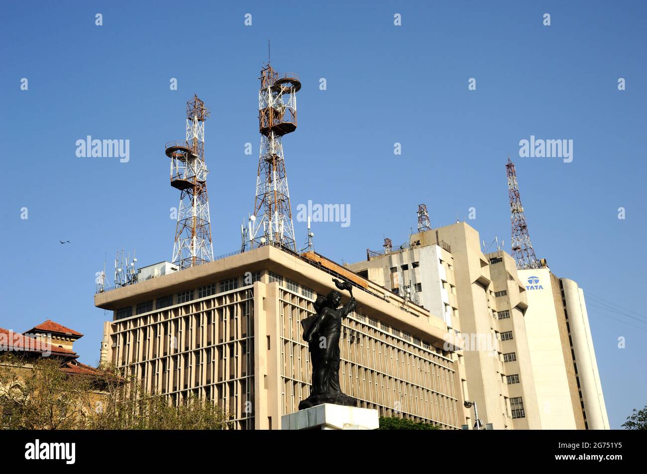 Mumbai; Maharashtra; Indien- Asien; März; 2015 Schwarze Statue des Jai Jawan Jai kisan im Vordergrund und Kommunikation Telefonaustausch hutatma chowk Stockfoto
