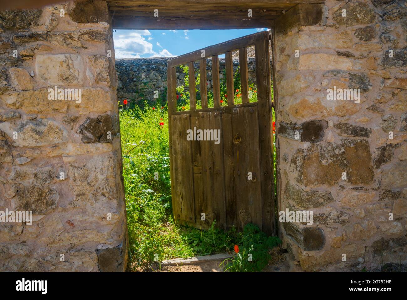 Offene Tür des Hauses in Ruinen. Stockfoto