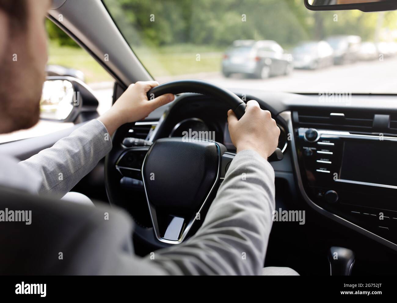 Persönlicher Transport, Gesundheitswesen, Mann, der Auto fährt, Hand am Lenkrad, Blick auf die Straße voraus Stockfoto