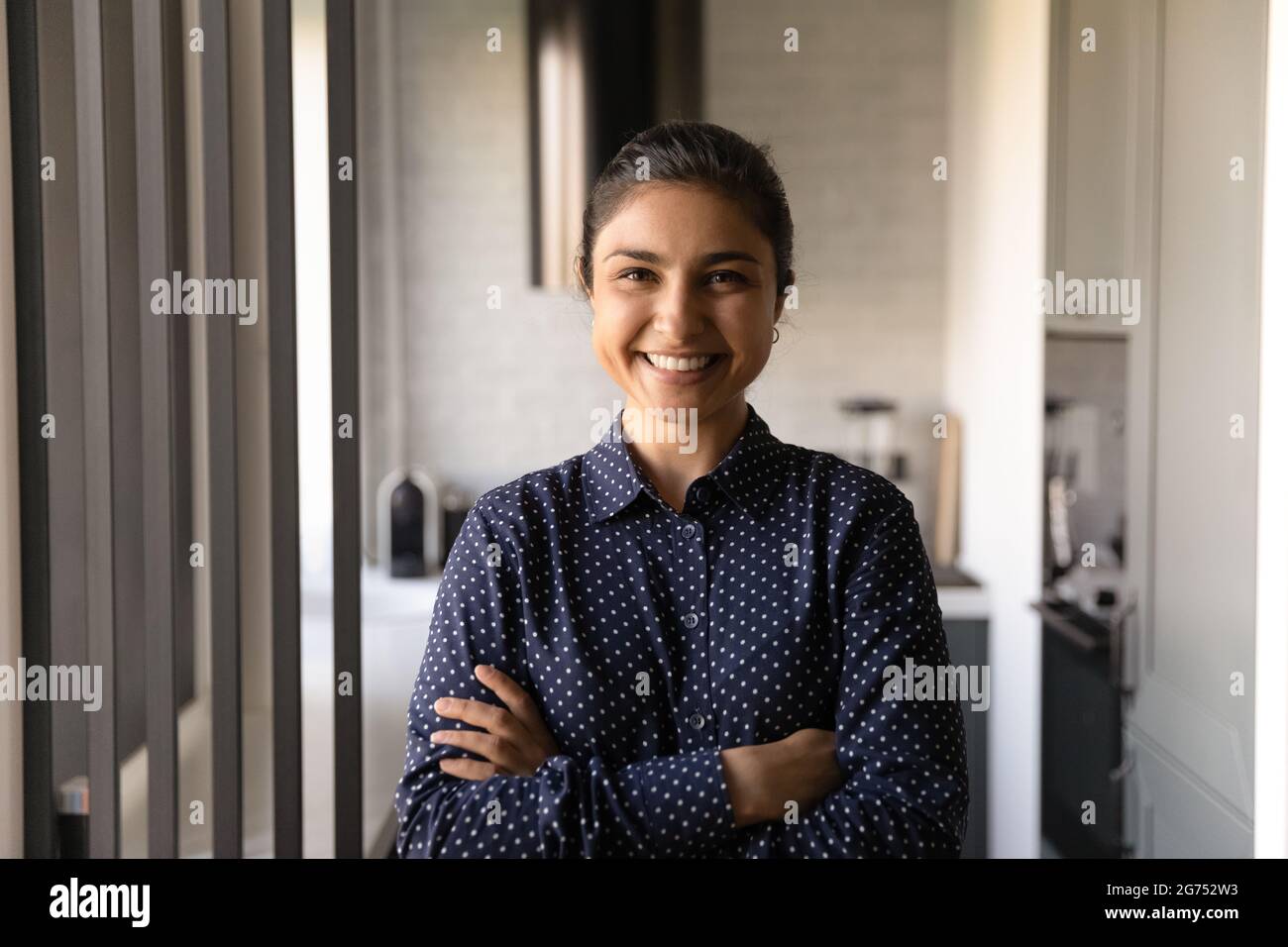 Porträt einer glücklichen indischen Geschäftsführerin Stockfoto