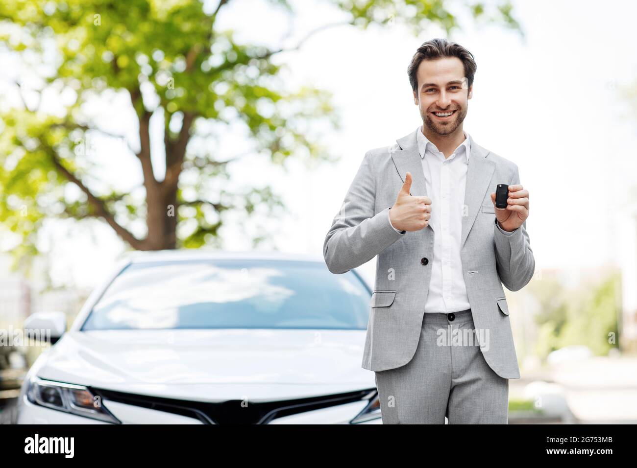Tolles Auto, Empfehlung und Beratung von Verkäufer, Blogger, guter Kauf und menschliche positive Emotionen Stockfoto