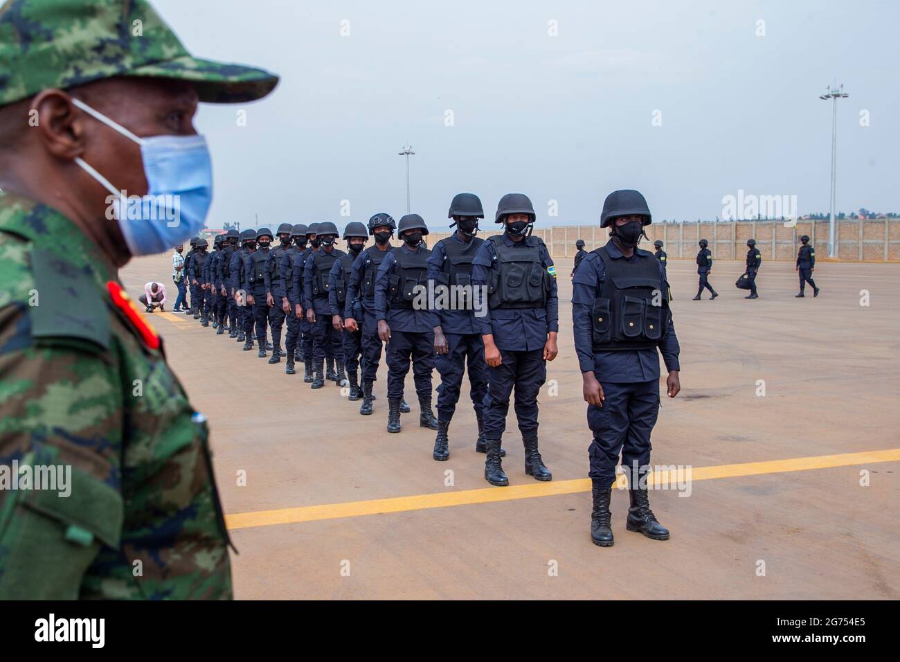 (210711) -- KIGALI, 11. Juli 2021 (Xinhua) -- ruandische Armee- und Polizeikräfte warten darauf, in Kigali, der Hauptstadt Ruandas, am 10. Juli 2021 ein Flugzeug nach Mosambik zu besteigen. Die ruandische Regierung hat am Freitag begonnen, eine 1000-köpfige gemeinsame Truppe von Armee- und Polizeikräften nach Mosambik zu entsenden, um die Bemühungen zur Wiederherstellung der staatlichen Autorität in der unruhig-verhafteten Region zu unterstützen. Der Einsatz des Kontingents, das aus Mitgliedern der Ruanda Defence Force und der Ruanda National Police besteht, nach Cabo Delgado, Mosambiks gasreicher Provinz, die von bewaffneten Gruppen und Aufständischen im Zusammenhang mit dem Islamischen Staat bedroht ist Stockfoto