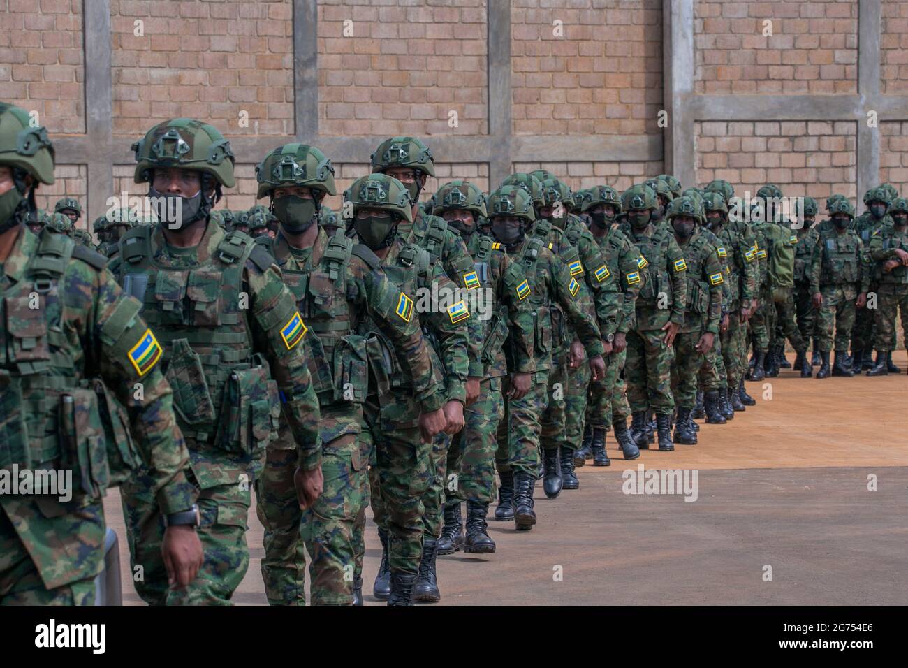 (210711) -- KIGALI, 11. Juli 2021 (Xinhua) -- ruandische Soldaten warten darauf, in Kigali, der Hauptstadt Ruandas, am 10. Juli 2021 ein Flugzeug nach Mosambik zu besteigen. Die ruandische Regierung hat am Freitag begonnen, eine 1000-köpfige gemeinsame Truppe von Armee- und Polizeikräften nach Mosambik zu entsenden, um die Bemühungen zur Wiederherstellung der staatlichen Autorität in der unruhig-verhafteten Region zu unterstützen. Die Entsendung des Kontingents, das aus Mitgliedern der Ruanda Defence Force und der Ruanda National Police besteht, nach Cabo Delgado, Mosambiks gasreicher Provinz, die von bewaffneten Gruppen und Aufständischen im Zusammenhang mit dem Islamischen Staat bedroht ist, steht an der Macht Stockfoto