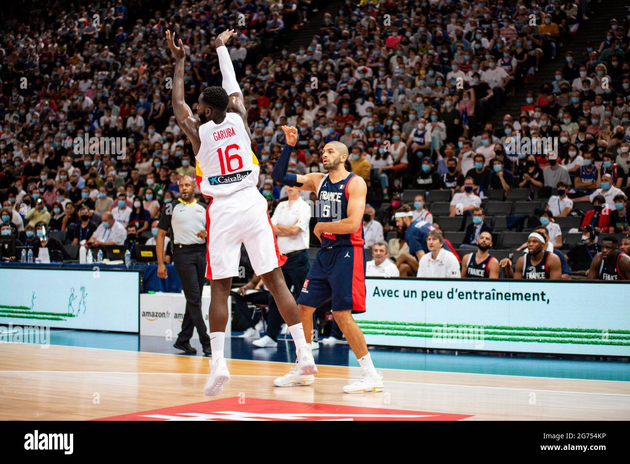 Usman Garuba aus Spanien und Nicolas Batum aus Frankreich kämpfen während  des Internationalen Männer-Basketball-Spiels zwischen Frankreich und Spanien  am 10. Juli 2021 in der AccorHotels Arena in Paris, Frankreich - Foto  Antoine