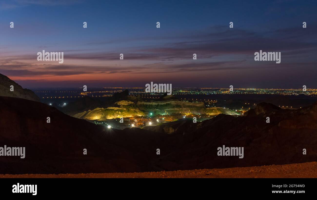 Wunderschöne Aussicht auf die Stadt Al Ain vom Gipfel des Jebel Hafeet in der Stadt Al Ain in den Vereinigten Arabischen Emiraten. Blick auf die Stadt bei Stockfoto