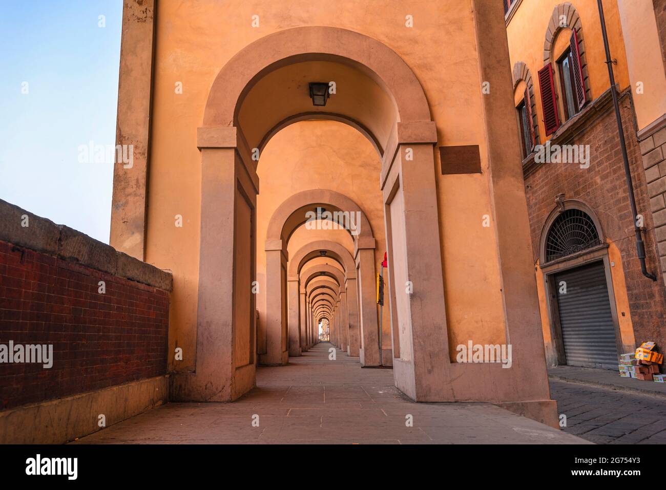 Corridoio Vasariano Passage, Florenz, Italien. Schöne symmetrische, warmgelbe Architektur. Vasari-Korridor Stockfoto