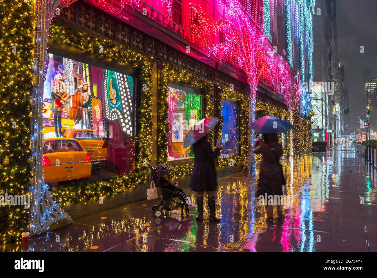 SAKS Fifth Avenue Christmas Light Show leuchtet in der regnerischen Nacht inmitten von COVID-19 Stockfoto