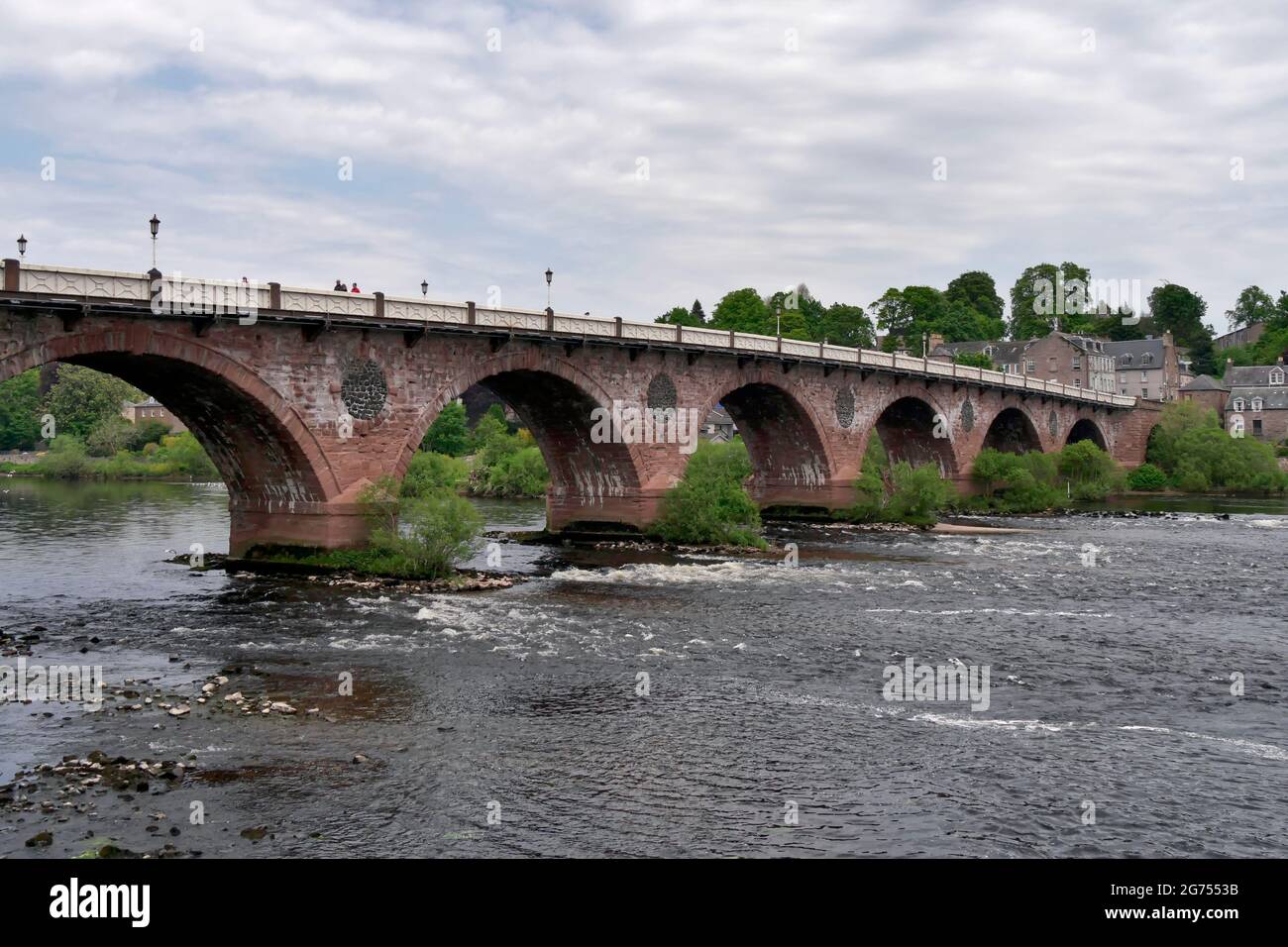 Die Perth Bridge wurde im Oktober 1771, alias Smeaton's Bridge, über den Fluss Tay, Perth, Schottland, Großbritannien, fertiggestellt Stockfoto