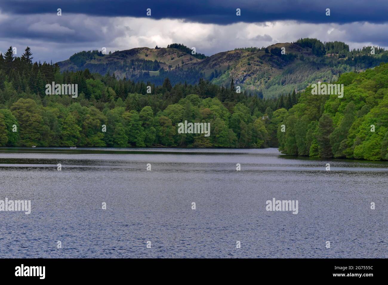 Dramatischer, stürmischer Himmel über Loch Faskally und Faskally Forest, Pitlochry, Perthshire, Schottland, Großbritannien Stockfoto