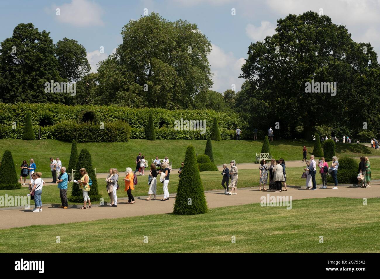 Am Tag nach dem 60. Geburtstag von Prinzessin Diana besuchen die Menschen am 2. Juli 2021 den Kensington Palace im Hyde Park in London, Großbritannien. Diana, Kensington Palace war die ehemalige Residenz der Prinzessin von Wales wurde nach ihrem tragischen Tod als die Volksprinzessin bekannt. Stockfoto