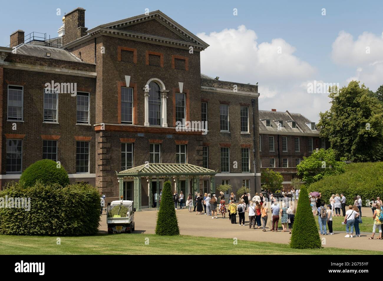 Am Tag nach dem 60. Geburtstag von Prinzessin Diana besuchen die Menschen am 2. Juli 2021 den Kensington Palace im Hyde Park in London, Großbritannien. Diana, Kensington Palace war die ehemalige Residenz der Prinzessin von Wales wurde nach ihrem tragischen Tod als die Volksprinzessin bekannt. Stockfoto