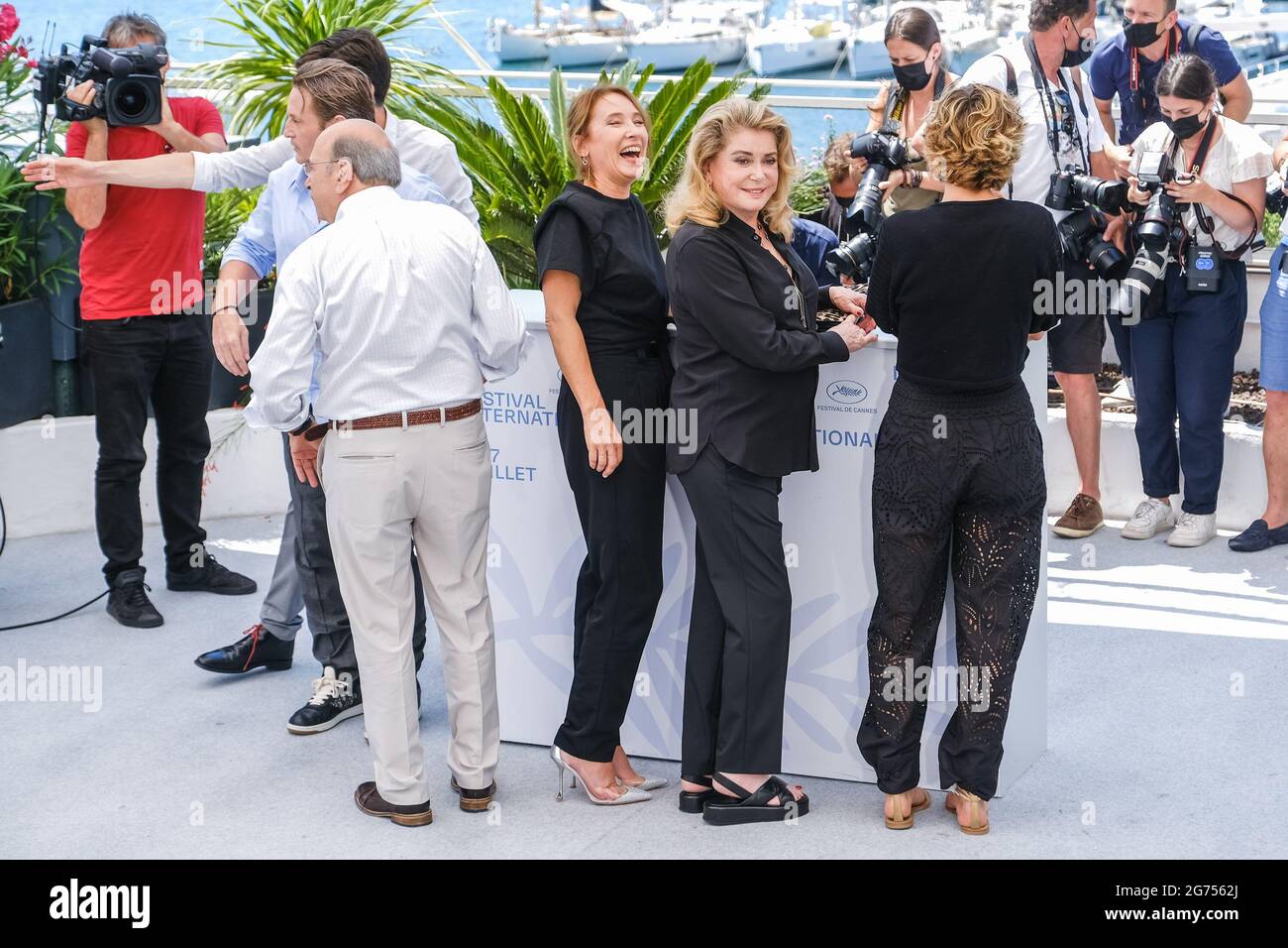 Palais des Festivals, Cannes, Frankreich. Juli 2021. Besetzung Posen bei der 'Peaceful (De son vivant)' Fotocall. Personen Im Bild, Benoit Magimel, Gabriel Sara, Emmanuelle Bercot, Catherine Deneuve, Cecile de France. Bild nach Kredit: Julie Edwards/Alamy Live News Stockfoto