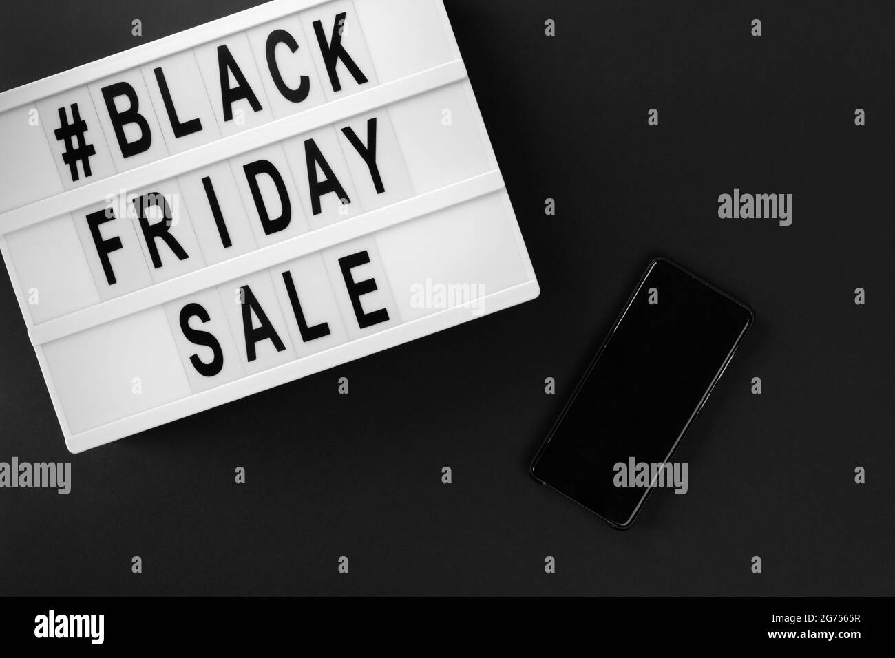 Flat Lay Draufsicht Promotion Komposition mit Black friday Sale Text auf Leuchtkasten Stockfoto