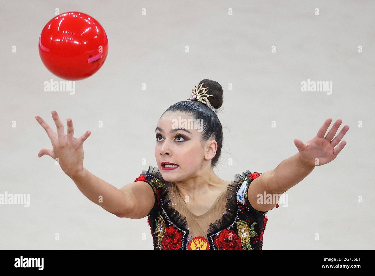 Moskau, Russland. Juli 2021. Die russische Athletin Lala Kramarenko führt ihre individuelle Ballroutine in der Schlussphase des FIG Rhythmic Gymnastics World Challenge Cup Moskau 2021 im Rhythmischen Turnzentrum Irina Viner-Usmanova durch. Kredit: Sergei Bobylev/TASS/Alamy Live Nachrichten Stockfoto