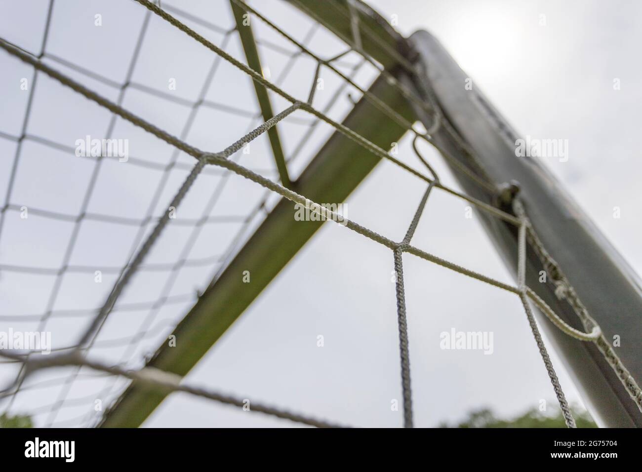 Nahaufnahme der Ecke eines rußigen Goldes. Silberner Stahl und weißes Netz Stockfoto