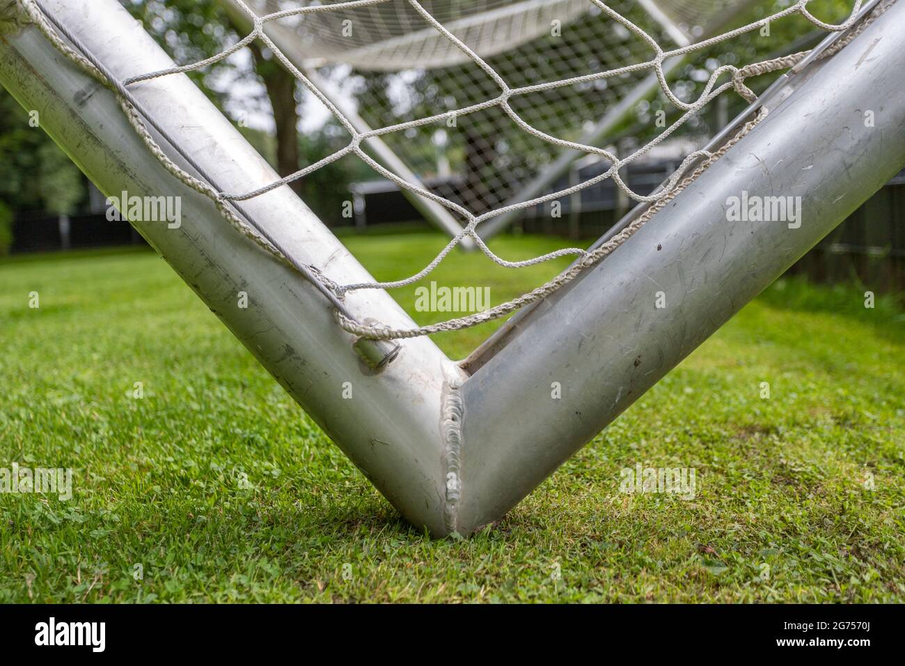 Nahaufnahme der Ecke eines rußigen Goldes. Silberner Stahl und weißes Netz Stockfoto
