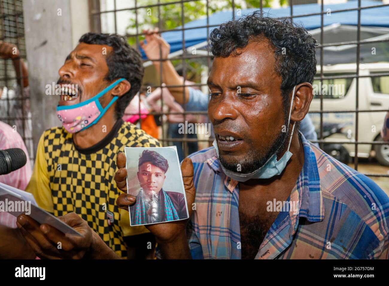 Angehörige der Opfer versammeln sich im Krankenhaus der Dhaka Medical College, während medizinische Beamte Blutproben von den Angehörigen der Opfer von t sammeln Stockfoto