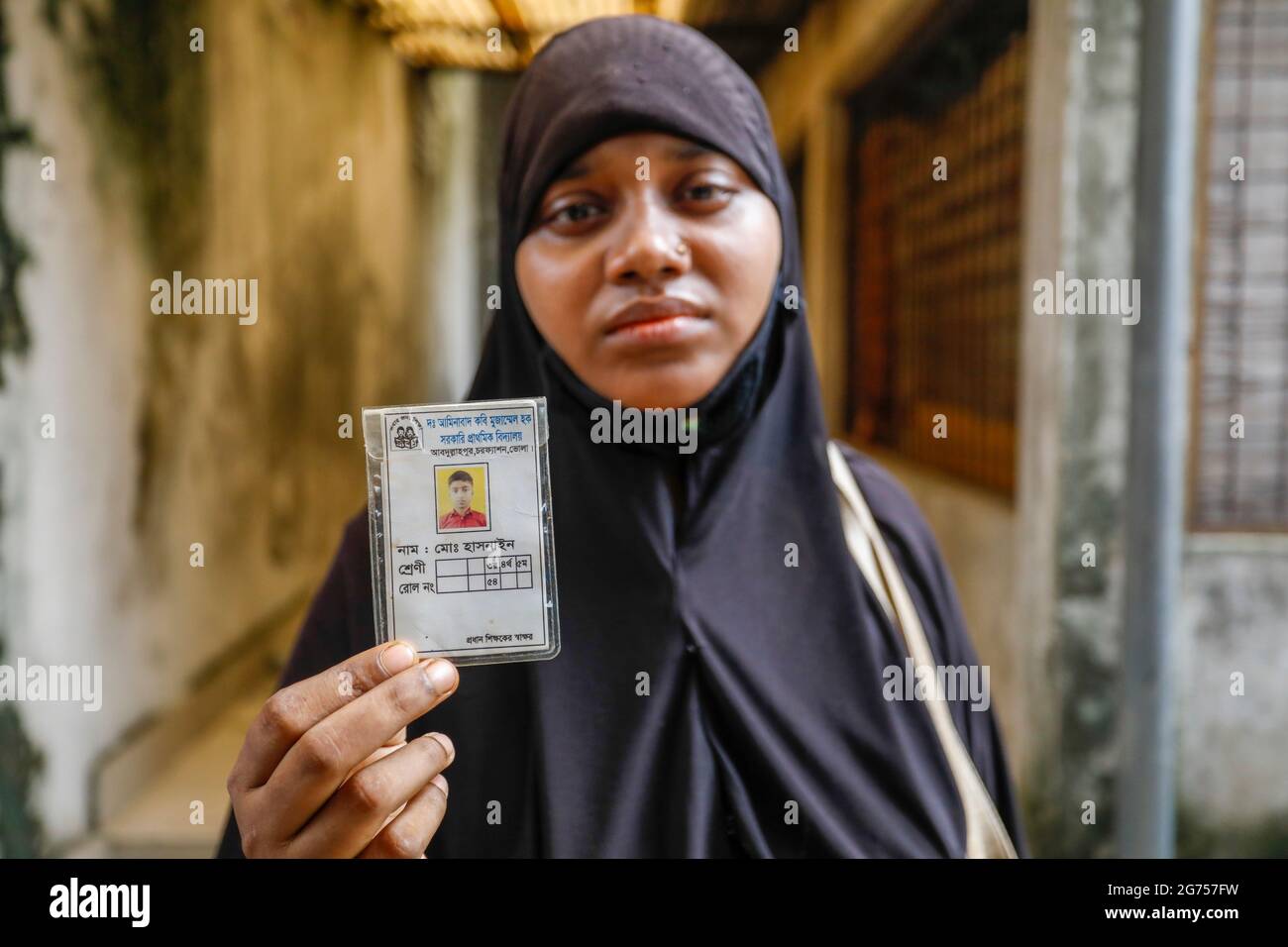 Angehörige der Opfer versammeln sich im Krankenhaus der Dhaka Medical College, während medizinische Beamte Blutproben von den Angehörigen der Opfer von t sammeln Stockfoto