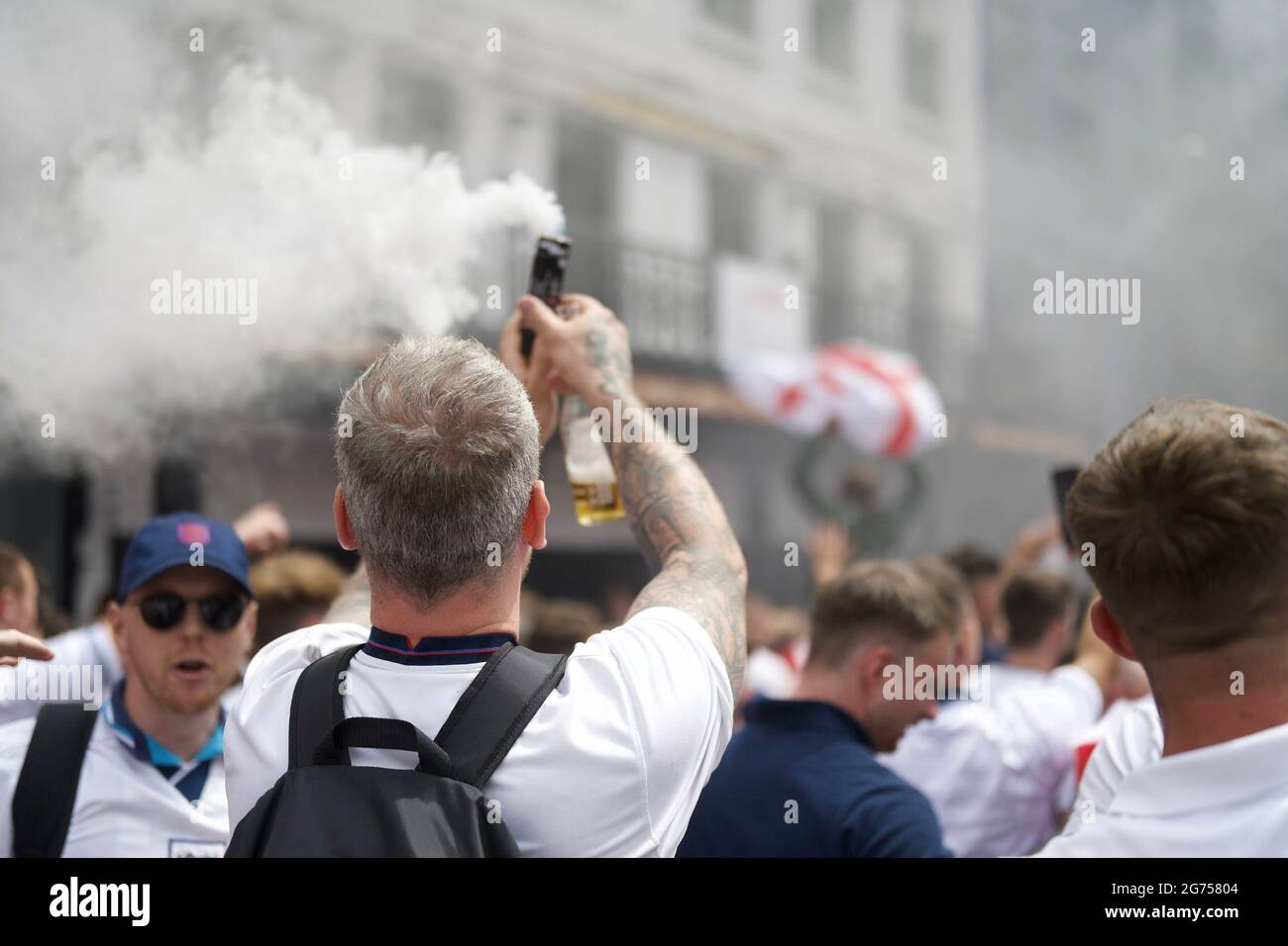 London, Großbritannien. Juli 2021. England-Fan mit einem Flare auf dem Leicester Square vor dem EM 2020-Finale. Kredit: Thomas Eddy/Alamy Live Nachrichten Stockfoto