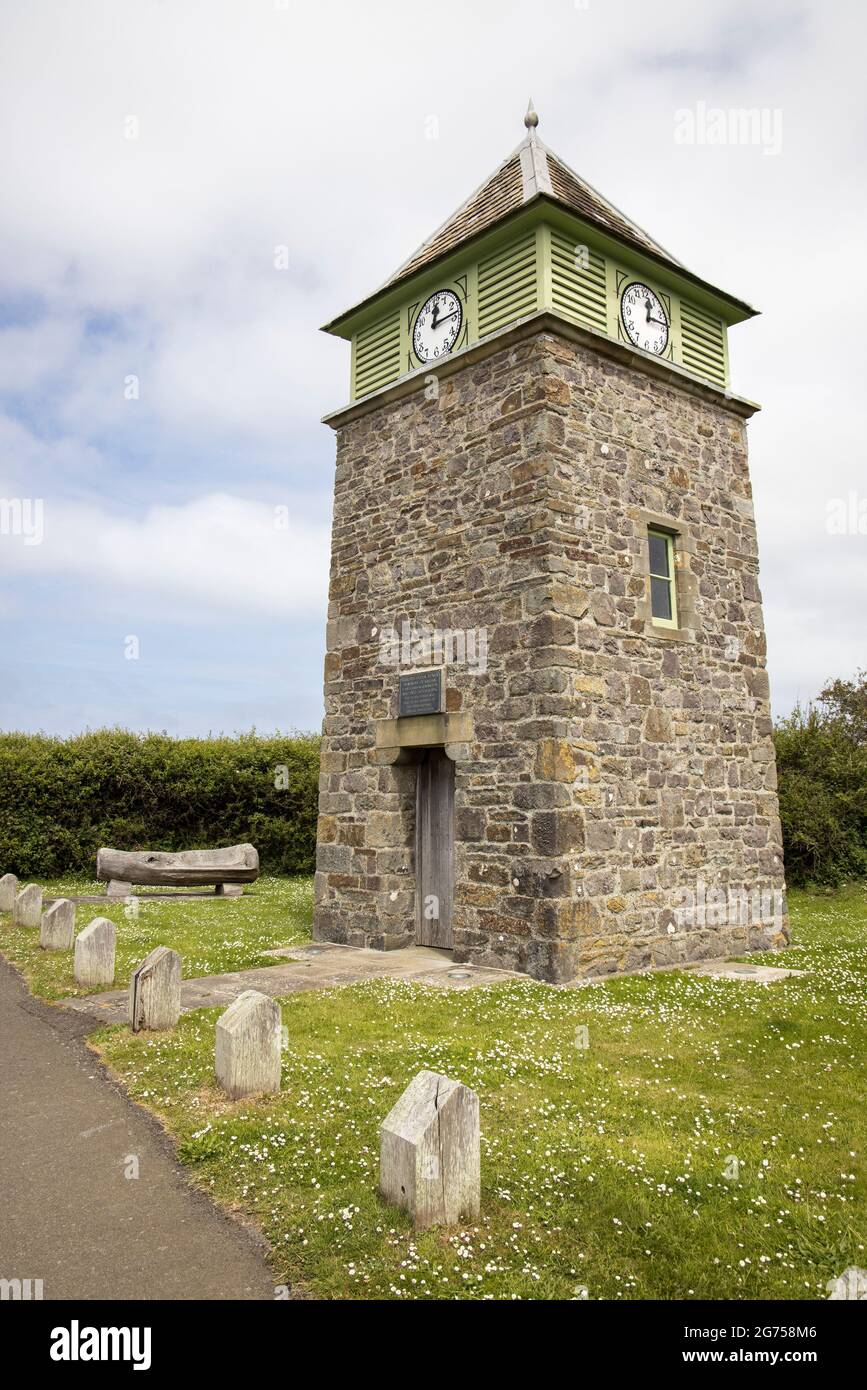 Uhrenturm, Marloes, Pembrokeshire, Wales, Großbritannien, Errichtet zum Gedenken an William Baron Kensington starb 1896 Stockfoto