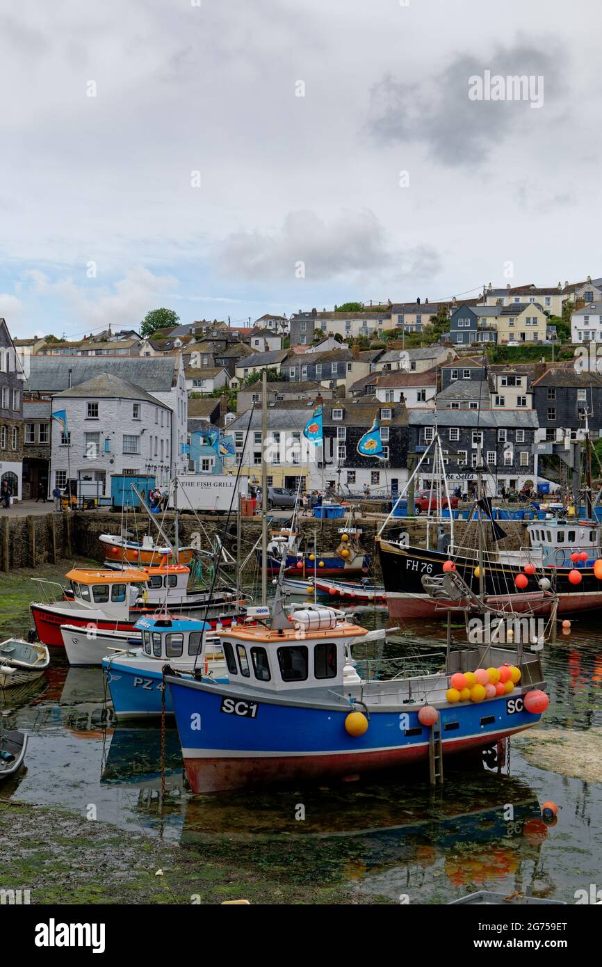 Obwohl es in der Gegend von Cornwall von außergewöhnlicher natürlicher Schönheit liegt und wunderbar aussieht, ist Mevagissey Harbour ein sehr funktionierendes Fischerdorf Stockfoto