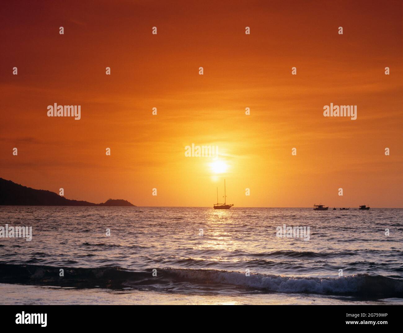 Thailand. Phuket. Patong Beach. Sonnenuntergang über dem Meer. Stockfoto