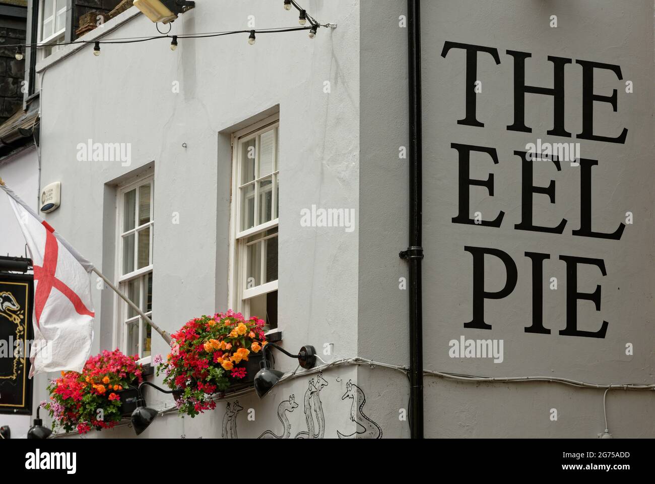 Vor dem Eel Pie Pub in der Church Street trank Twickenham vor dem finalen Spiel mit englischen Flaggen für die Euro 2020. Stockfoto