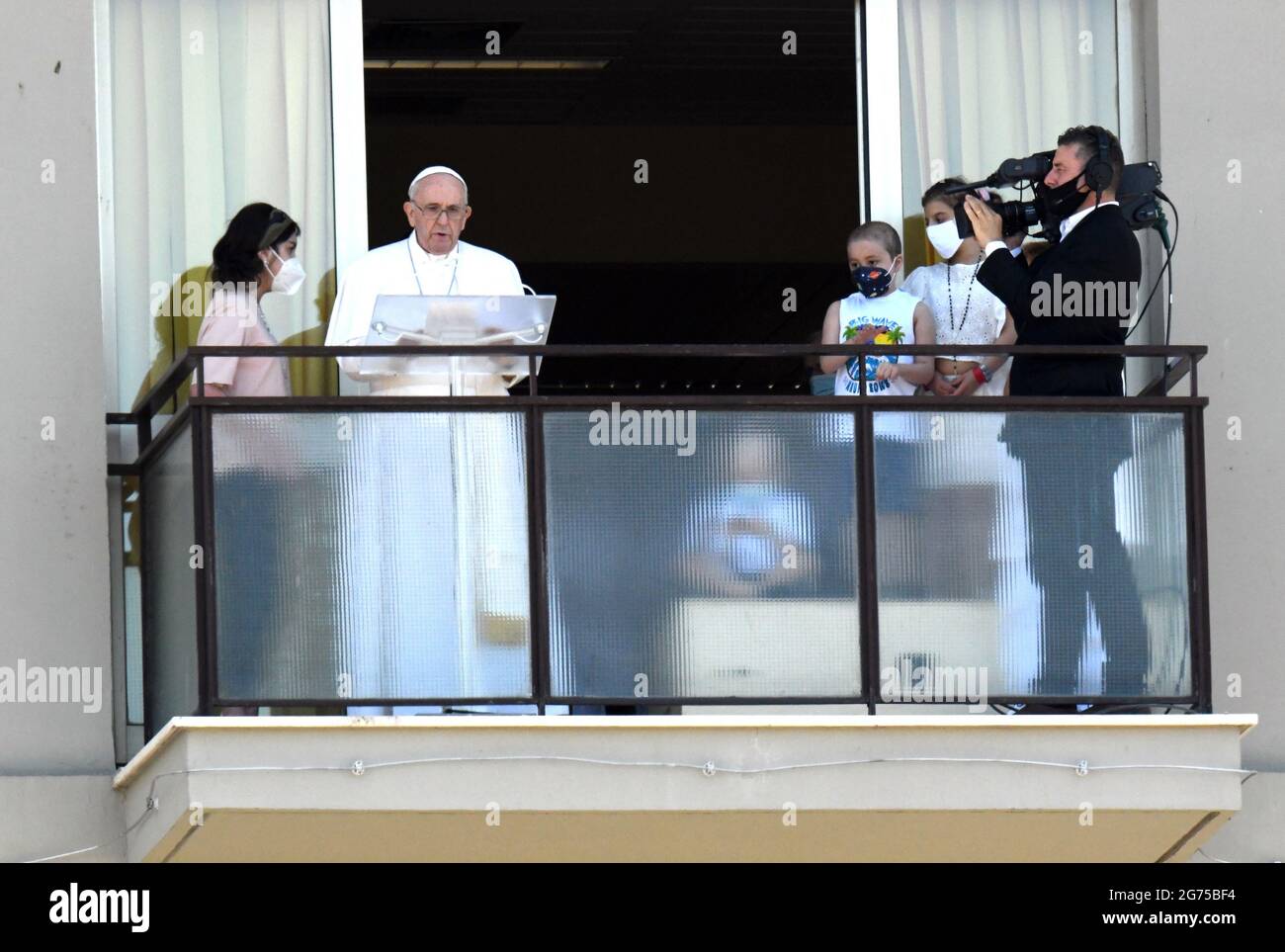 Rom, Angelus von Papst Franziskus aus dem Fenster des Gemelli-Krankenhauses eine Woche nach der Operation wegen Divertikularstenose des Dickdarms Bild: Papst Franziskus Stockfoto
