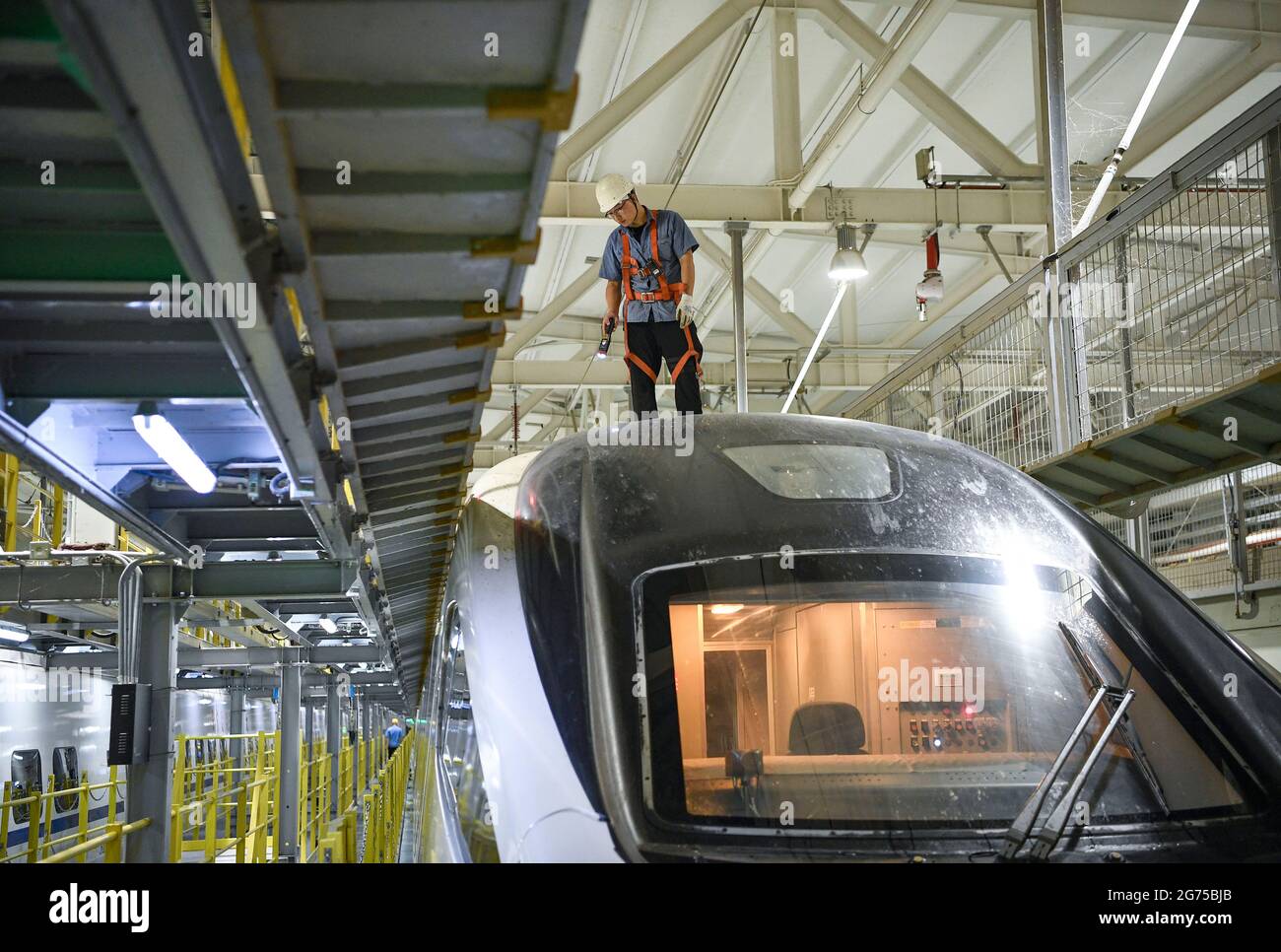 (210711) -- YINCHUAN, 11. Juli 2021 (Xinhua) -- EIN Mechaniker inspiziert einen Schusszug auf einer Wartungsbasis in Yinchuan, nordwestlich der Autonomen Region Ningxia Hui, 11. Juli 2021. China Railway Lanzhou Bureau Group Co., Ltd. Hat täglich Wartungsarbeiten für Züge durchgeführt, um die Zugsicherheit in der Sommerhitze zu gewährleisten. (Xinhua/Feng Kaihua) Stockfoto