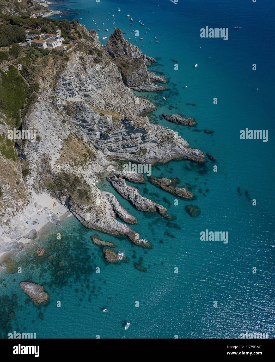 Luftaufnahme von Capo Vaticano, Kalabrien, Italien. Leuchtturm und Vorgebirge. Felsen mit Blick auf das Meer. Praia i Focu Strand und EIN Ficara Strand. Boote Stockfoto