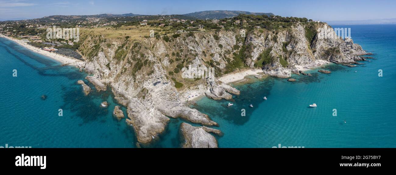 Luftaufnahme von Capo Vaticano, Kalabrien, Italien. Leuchtturm und Vorgebirge. Felsen mit Blick auf das Meer. Praia i Focu Strand und EIN Ficara Strand. Boote Stockfoto