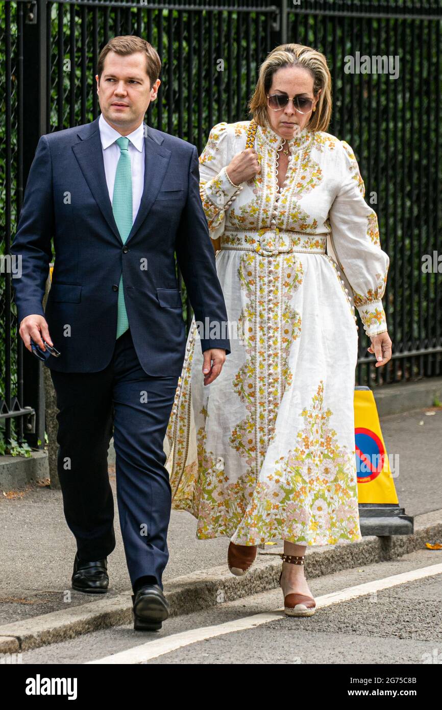 WIMBLEDON LONDON, 11. Juli 2021. Robert Jenrick, Staatssekretär für Wohnungswesen, Gemeinden und Kommunalverwaltung, kommt mit seiner Frau Michal Berkner zum Finale der Herren-Einzelkämpfe am 13. Tag der Wimbledon-Meisterschaften im All England Lawn Tennis Club an. Credit amer Ghazzal/Alamy Live News Stockfoto