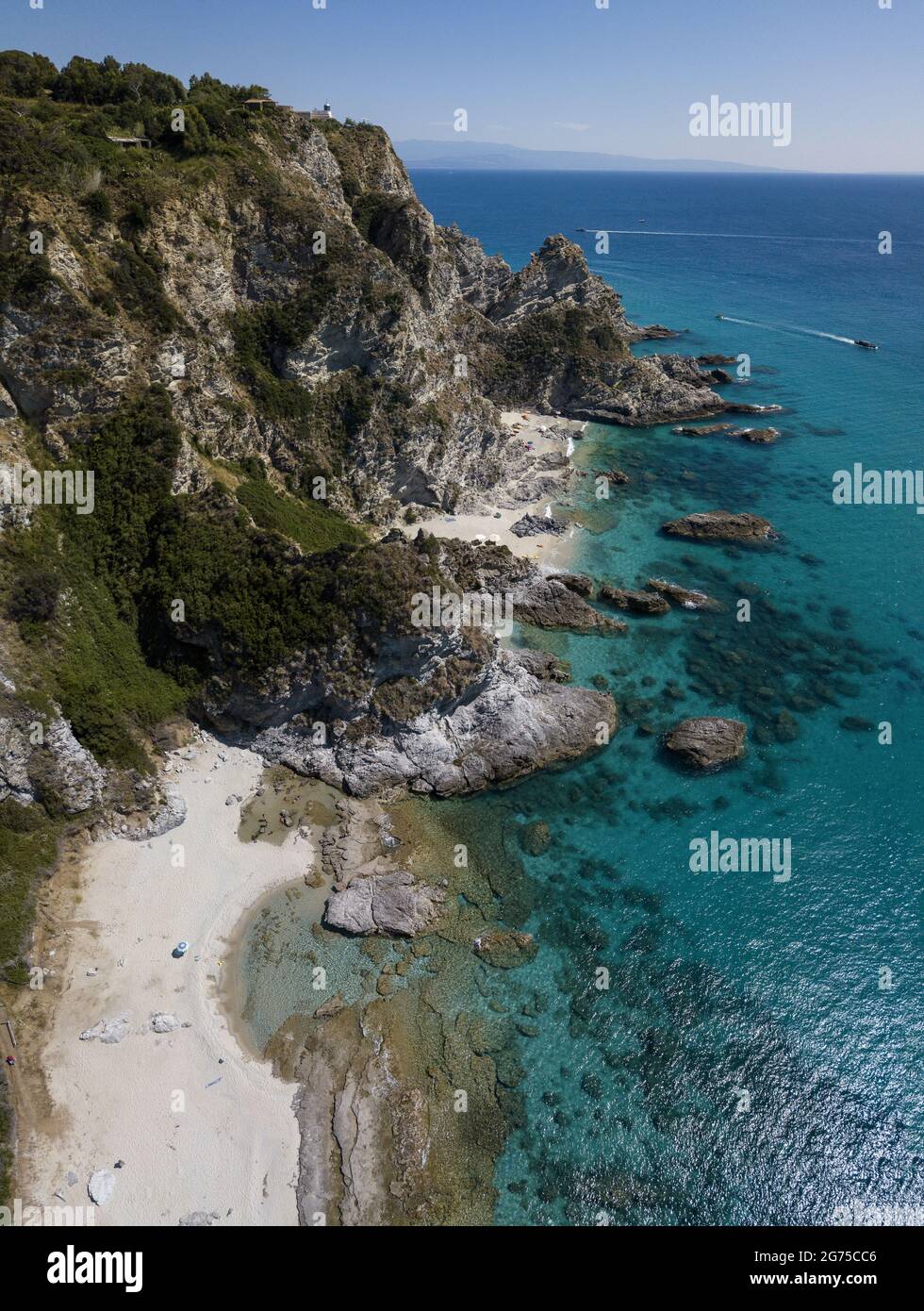Luftaufnahme von Capo Vaticano, Kalabrien, Italien. Leuchtturm und Vorgebirge. Felsen mit Blick auf das Meer. Praia i Focu Strand und EIN Ficara Strand. Boote Stockfoto