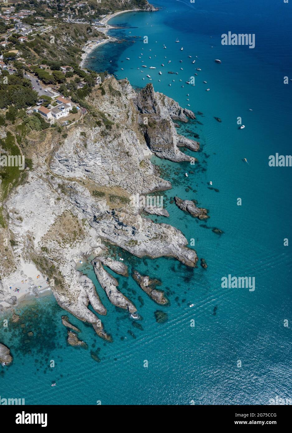 Luftaufnahme von Capo Vaticano, Kalabrien, Italien. Leuchtturm und Vorgebirge. Felsen mit Blick auf das Meer. Praia i Focu Strand und EIN Ficara Strand. Boote Stockfoto
