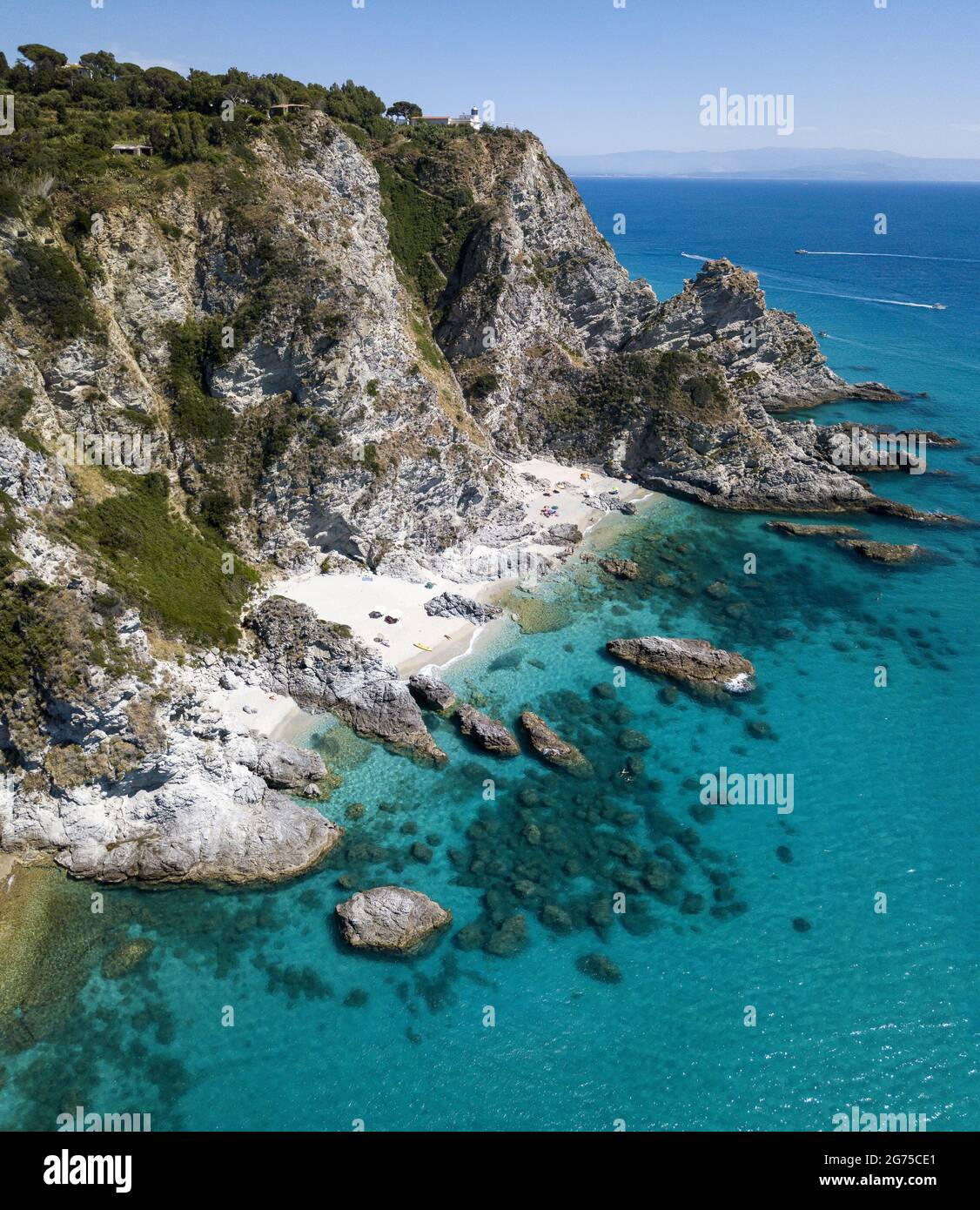 Luftaufnahme von Capo Vaticano, Kalabrien, Italien. Leuchtturm und Vorgebirge. Felsen mit Blick auf das Meer. Praia i Focu Strand und EIN Ficara Strand. Boote Stockfoto