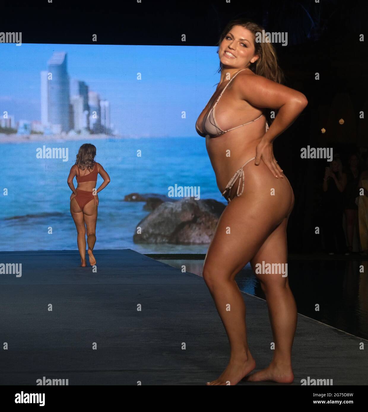 Das Sport illustrierte Model Ella Halikas spaziert während der PARAISO Miami Swim Week im Mondrian Hotel South Beach in Miami Beach, Florida, am Samstag, 10. Juli 2021 in der Runway Show 2021. Foto von Gary i Rothstein/UPI Stockfoto