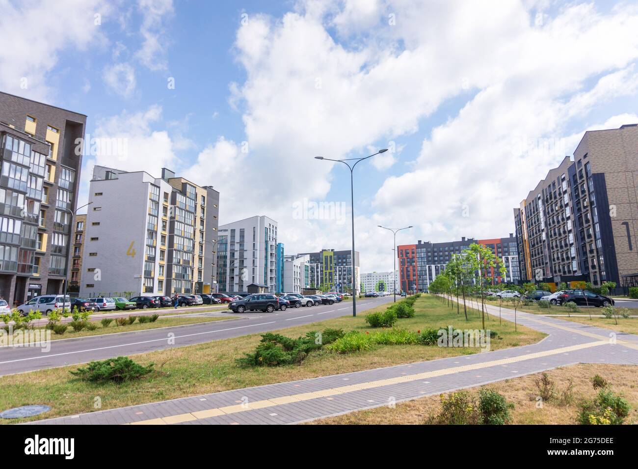 MINSK, WEISSRUSSLAND - 26. JUNI 2021: Nowaja Borowaja oder New Bor Bezirk, Wohnkomplex mit modernen Wohngebäuden in der Stadt Minsk, Weißrussland Stockfoto
