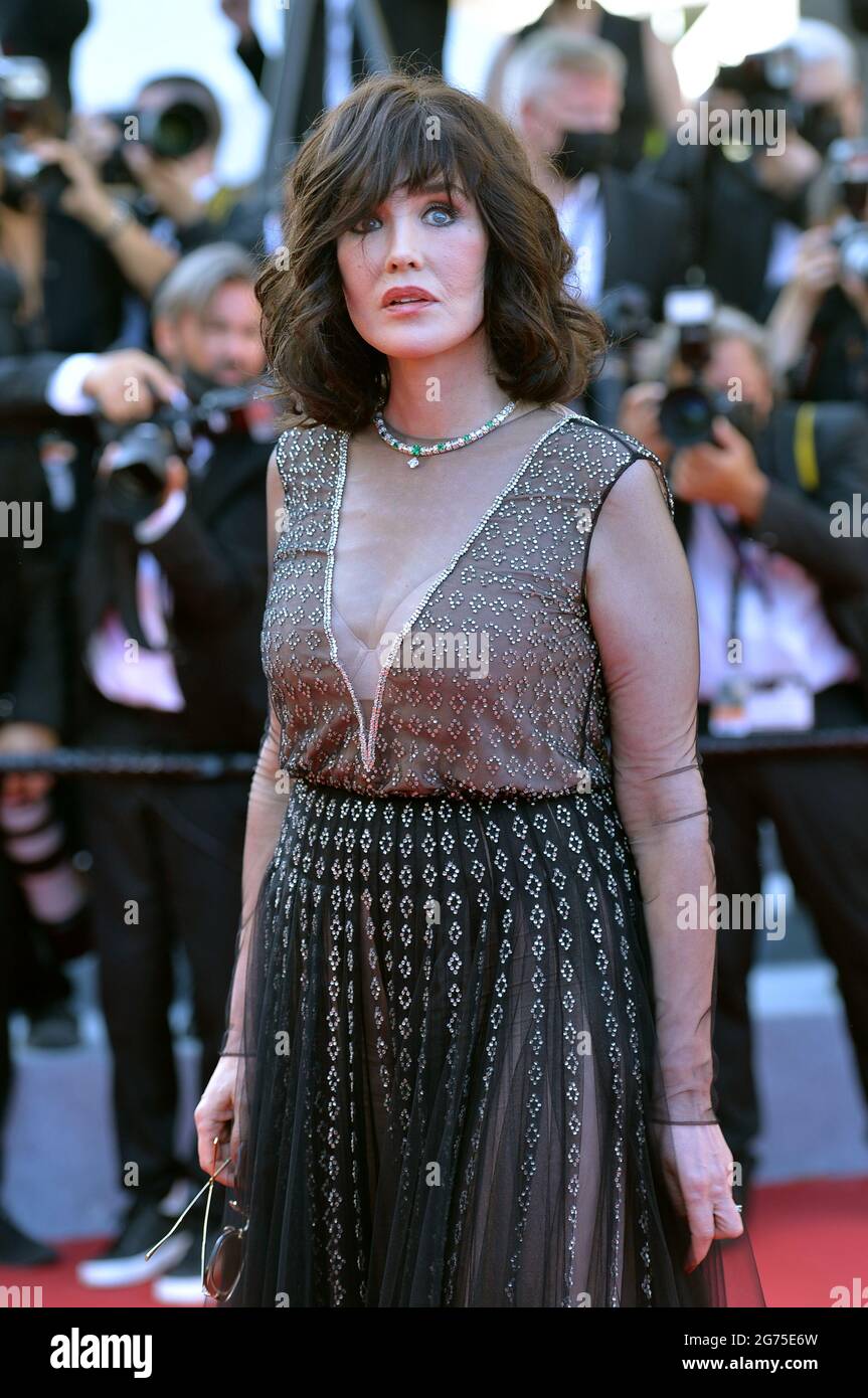 Cannes, Frankreich. Juli 2021. Isabelle Adjani nimmt an der Vorführung von „De Son Vivant“ (friedlich) während der 74. Jährlichen Filmfestspiele von Cannes im Palais des Festivals Teil. Quelle: Stefanie Rex/dpa-Zentralbild/dpa/Alamy Live News Stockfoto