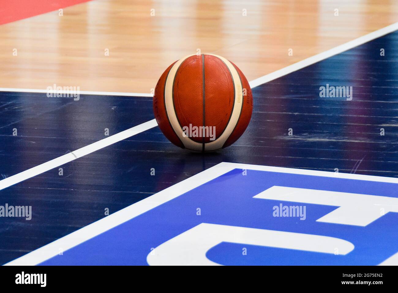 Der offizielle Ball während des Internationalen frauenfreundlichen Basketballmatches zwischen Frankreich und Spanien am 10. Juli 2021 in der AccorHotels Arena in Paris, Frankreich - Foto Antoine Massinon / A2M Sport Consulting / DPPI Stockfoto