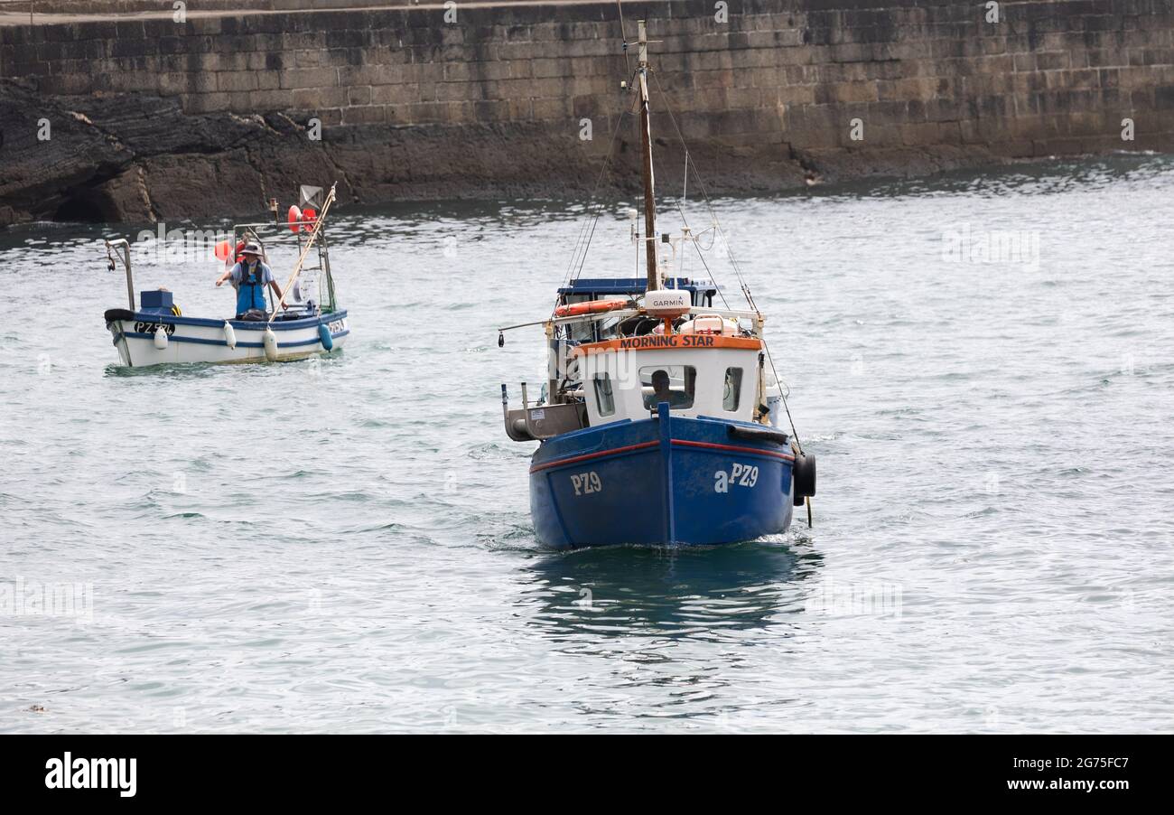 Fischerboote in Porthleven Harbour, Cornwall, Großbritannien Stockfoto