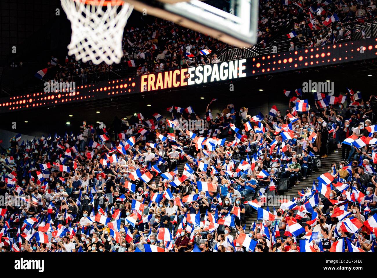 Die Fans von Frankreich jubeln ihr Team während des Internationalen frauenfreundlichen Basketballmatches zwischen Frankreich und Spanien am 10. Juli 2021 in der AccorHotels Arena in Paris an - Foto Antoine Massinon / A2M Sport Consulting / DPPI Stockfoto