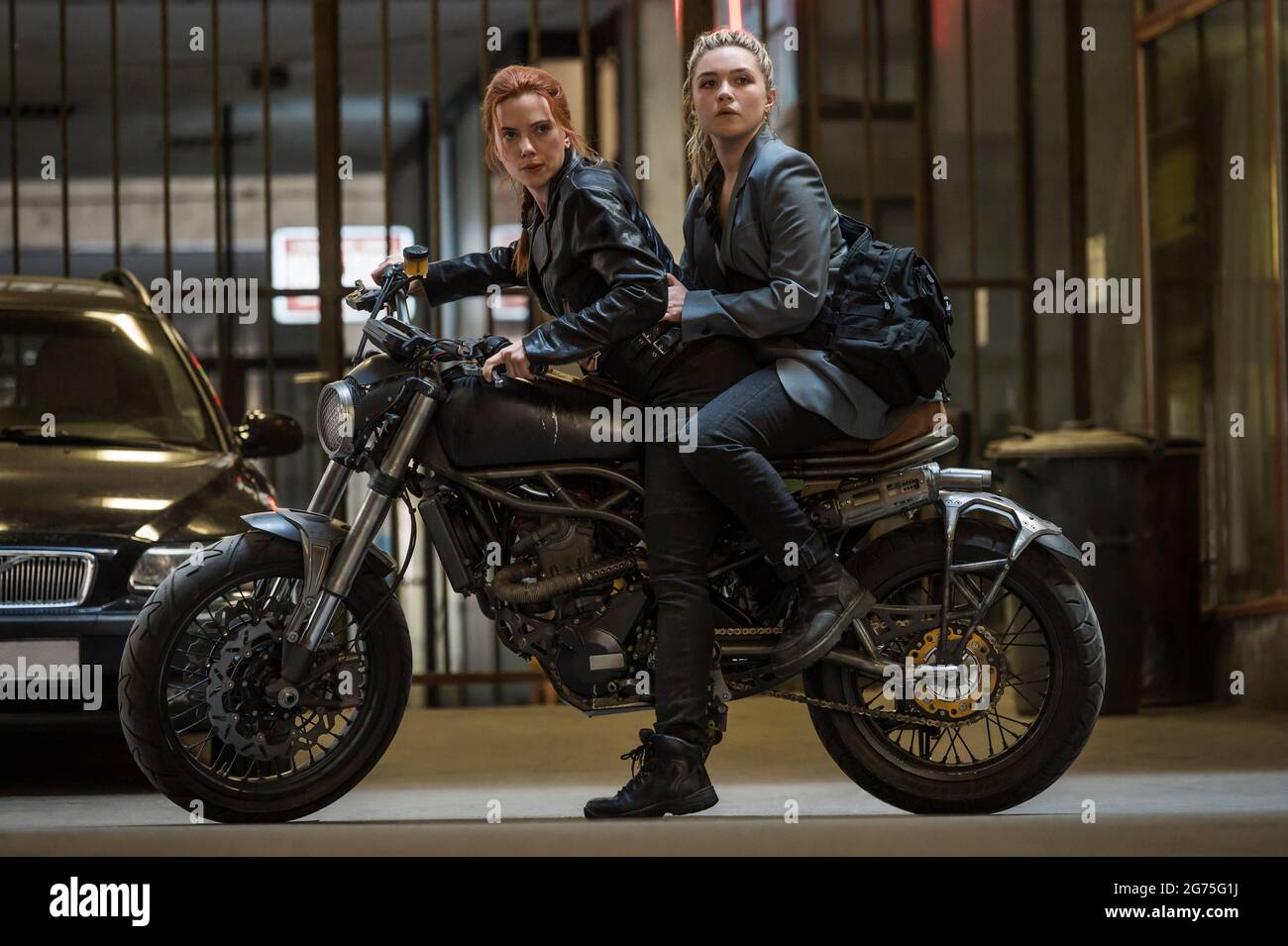 Black Widow (2020) unter der Regie von Cate Shortland mit Scarlett Johansson als Natasha Romanoff (aka Black Widow) und Florence Pugh als Yelena Belova. Stockfoto