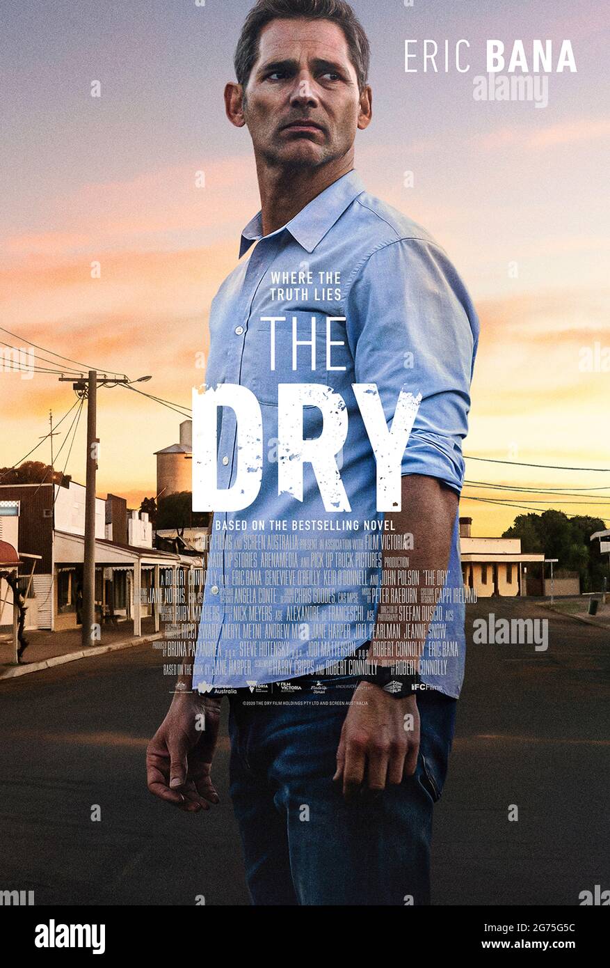 The Dry (2020) unter der Regie von Robert Connolly mit Eric Bana, Genevieve O'Reilly und Keir O'Donnell. Aaron Falk kehrt in seine von Dürre heimgesuchte Heimatstadt zurück, um an einem Begräbnis teilzunehmen, bei dem Memopries des ungelösten Todes eines Teenagers wieder auftauchen. Stockfoto