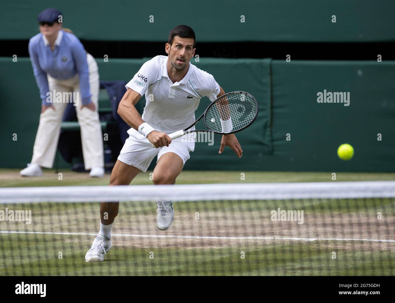 Novak Djokovic (SRB) spielt gegen Matteo Berrettini (ITA) im Finale der Herren-Singles auf dem Center Court am dreizehnten Tag von Wimbledon im All England Lawn Tennis and Croquet Club in Wimbledon. Bilddatum: Sonntag, 11. Juli 2021. Stockfoto