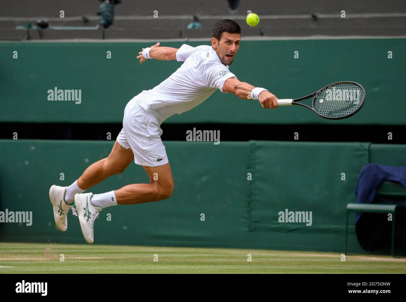 Novak Djokovic (SRB) im Kampf gegen Matteo Berrettini (ITA) im Finale der Herren-Singles auf dem Center Court am dreizehnten Tag von Wimbledon im All England Lawn Tennis and Croquet Club, Wimbledon. Bilddatum: Sonntag, 11. Juli 2021. Stockfoto